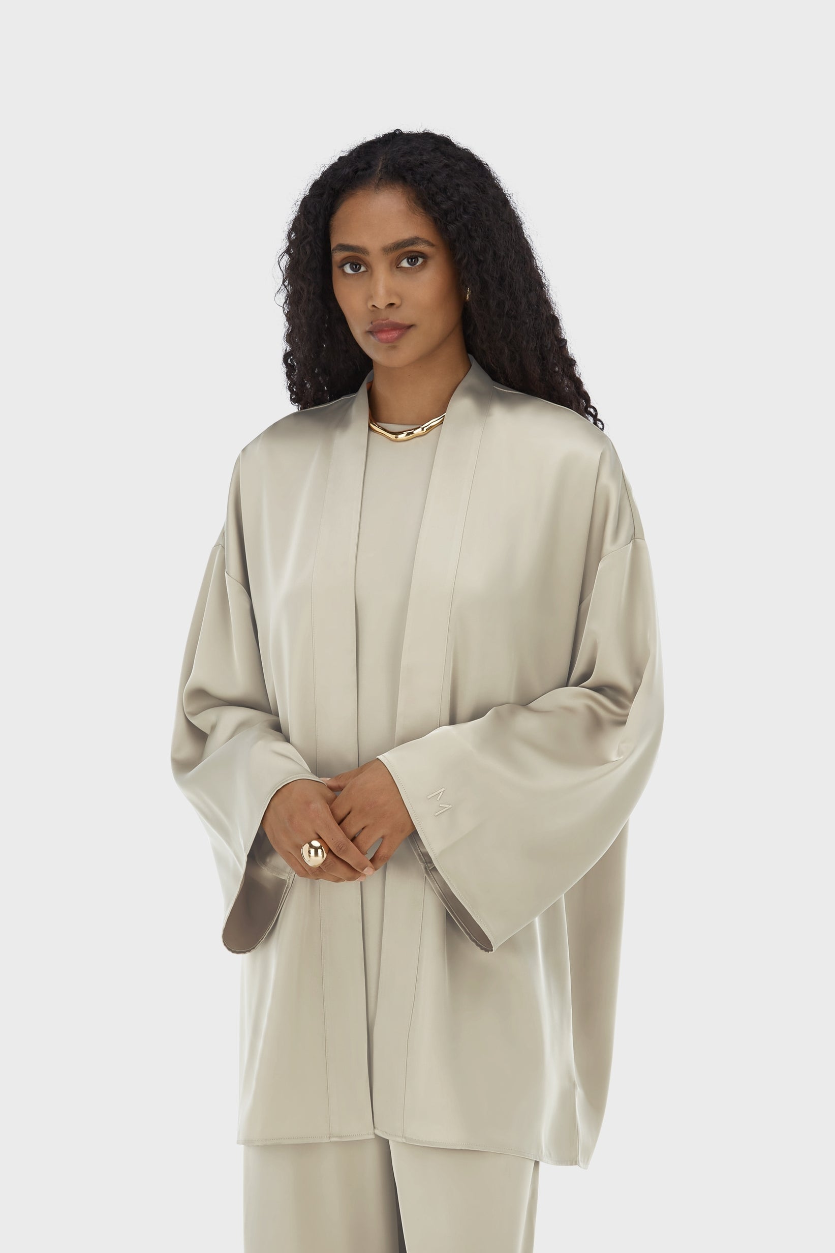 Abaya courte en satin | Gris mousse