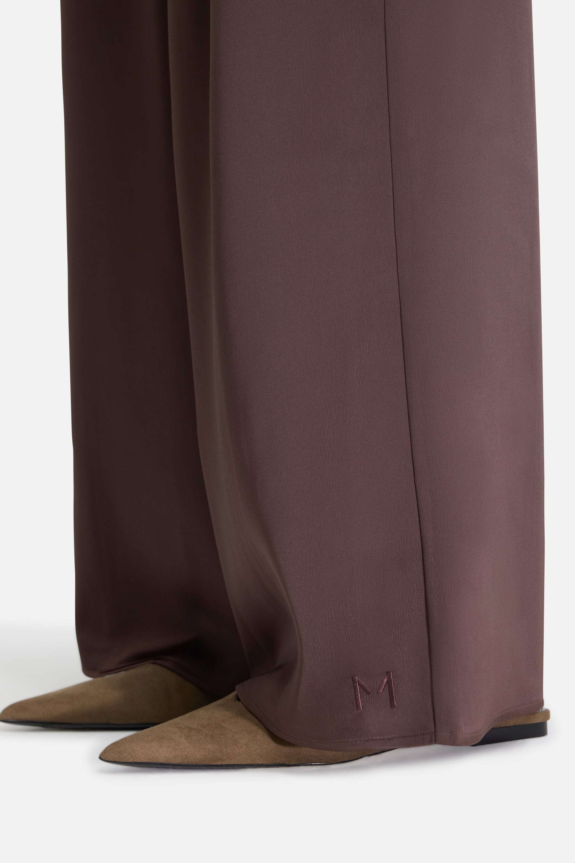 Pantalon plissé en satin | Marron foncé